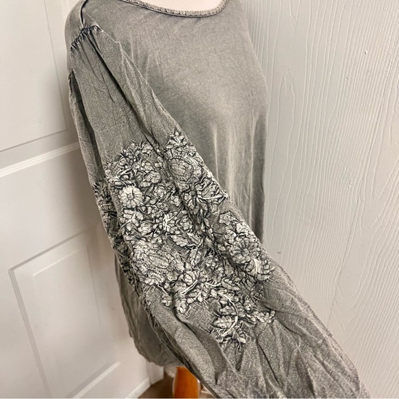 Solitaire Embroidered Sleeve Top A5 - Picture 3 of 7